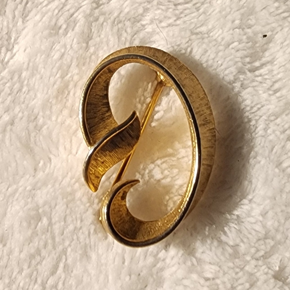 Vintage Trifari Gold-Tone Swirl Brooch – Textured Ribbon Design